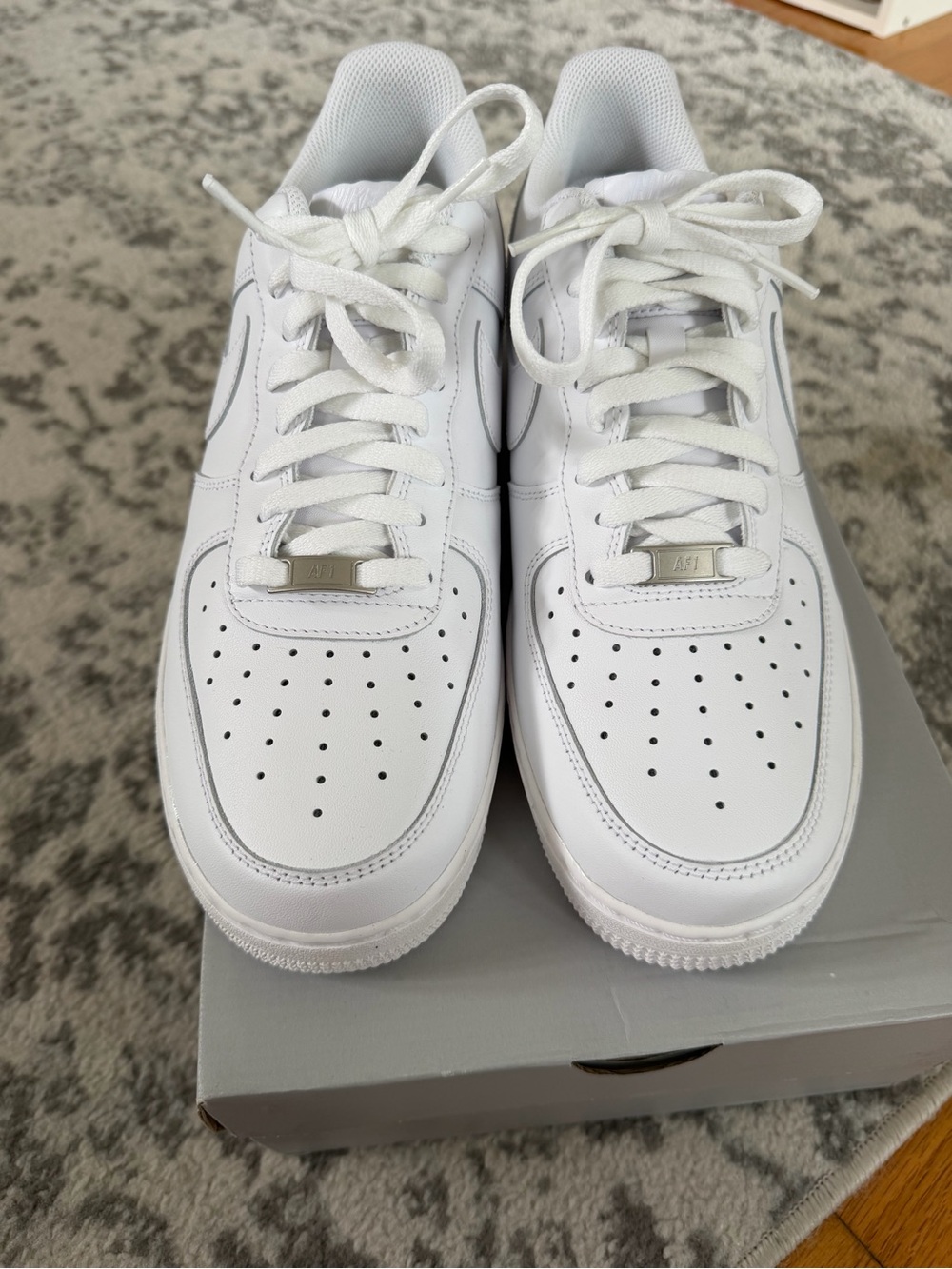 Nike Men's Low-Top Sneakers in White with Navy Accent Air Force 1 ‘07 - Picture 6 of 11